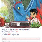 Ein Junge mit Locken und ein blauer Drache schauen auf ein Handy, daneben eine Teekanne und ein Radio, umgeben von Pflanzen.