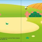 Text: "Im Hühnerstall. Willkommen bei den Hühnern! Hier wird laut gegackert und die Küken piepsen."

Illustration: Ein bunter Hühnerhof.