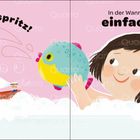 „Spritz, spritz!“ „In der Wanne spielen ist einfach toll!“ Ein Kind im Bad hält einen bunten Spielzeugfisch.