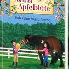 Auf Schriftzug "Ponyhof Apfelblüte", zwei Kinder mit einem Pferd auf einer Wiese, bunte Blumen umrahmen die Szene.