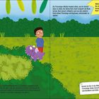 "WUSSTEST DU SCHON...? Bei einem ausgewachsenen Triceratops konnten die beiden großen Hörner bis zu einem Meter lang werden."

Ein Junge steht neben einem kleinen, lila Triceratops in einer grünen Landschaft.