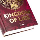 „Kingdom of Lies“ in goldener Schrift; darunter: „Eine Königin so furchtlos und tödlich“. Dunkelrotes, verziertes Design.