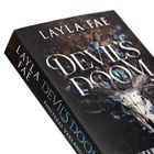 Text: "LAYLA FAE", "DEVIL'S DOOM", "FINSTERES VERLANGEN". Cover mit Totenschädel und blauen Schmetterlingen.