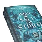 "BORN OF SALT AND STORM" in großen, weißen Buchstaben. Das Cover zeigt eine illustrative Meereslandschaft.