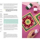 Text über "Material", "Garn", "Häkelnadeln", "Zubehör", und "Tipp" zum Häkeln. Zwei gehäkelte Quadrate in kräftigen Farben und Garnrollen.