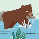 Ein Bär planscht im Wasser bei Sonnenlicht. Ein Frosch sitzt auf einem Felsen. Text: „Kannst du auch so tapsen wie der Bär?“