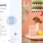 Links steht eine Liste mit Häkelabkürzungen. Rechts sind gehäkelte Lampenschirme und Dekorationen auf einem Tisch.