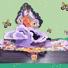 Ein aufklappbares Buch mit Illustrationen von Figuren in lila Wolken, Schmetterlinge fliegen umher. Rechts ein Hase mit Hörnern.
