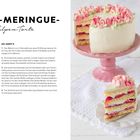 SWISS-MERINGUE Tulpen-Torte. Links Rezeptanleitung, rechts eine dekorierte Torte auf einem rosa Stand.