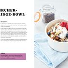 „Bircher-Porridge-Bowl, Vegetarisch. Zutaten, Zubereitung, Tipp. Bowl mit Beeren und Joghurt, Löffel, Glas im Hintergrund.“