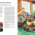 Schoko-Kokos-Frösche Rezept; Zutaten: Kokosraspeln, Zartbitter-Schokoladentropfen, Kokosöl. Frösche in gold-blauen Boxen auf Teller.