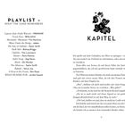 Links steht "PLAYLIST - WHAT THE SAND REMEMBERS" mit Tracks von Künstlern wie Billie Eilish und Taylor Swift. Rechts "1. KAPITEL" mit einem Text.