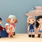 „Season 1: Amigurumis“. Vier gehäkelte Figuren und ein Hund, eine trägt ein Kuchenstück, ein "No Cell Phones"-Schild.