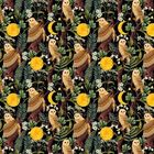 Keine Texte zu erkennen. Eine Illustration mit Eulen, gelben Monden und üppiger Vegetation auf dunklem Hintergrund.