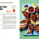 Leckeres, saftiges Hähnchenfleisch, umhüllt von einem knusprigen Zwiebel-Bhaji. Rechts frittiertes Hähnchen mit Soße.