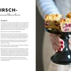 Rezept für Kirsch-Streuselkuchen mit Zutaten und Anleitung. Nebenan: Hand mit rotem Nagellack hält Kuchenstücke auf schwarzer Platte.
