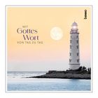 Mit Gottes Wort von Tag zu Tag. Ein hoher Leuchtturm vor einem pastellfarbenen Himmel mit Vollmond am Meer.