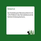 Text: "Der Fichtelberg bei Oberwiesenthal ist mit 1.214,79 Metern die höchste Erhebung Sachsens." Illustration mit grüner Silhouette.