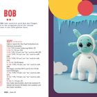 Größe: 20 cm. Bob, ein gehäkeltes, fliegendes Luftmonster mit blauen und weißen Teilen vor eisigem, blauem Hintergrund.