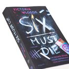 Text: "VICTORIA WLOSOK. SIX MUST DIE. Ein Escape-Room, sechs Gefangene, kein Entkommen. Thriller." Hell auf dunkler Tischoberfläche mit Streichhölzern.