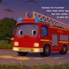 Text: "Tatütata! Die Feuerwehr fährt müde hinter Papa her. Nun aber schnell, es wird schon Nacht, da wird das Blaulicht ausgemacht." Illustration zeigt zwei fröhliche Feuerwehrautos auf einer Straße, dahinter ein Feuerwehrhaus mit der Nummer 112. Im Baum sitzen zwei Eulen, unten ein Hase.