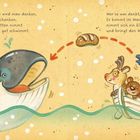 Zwei Pinguine rutschen vergnügt, während ein fröhlicher Weihnachtsmann mit Rentier und Teddybär im Schlitten hinterherfährt.