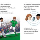 Links spielen zwei Fußballer gegeneinander, rechts zwei Köpfe und ein klingelndes Handy.