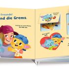 Moin, Freunde! Wir sind die Grems. Illustration von zwei bunten Figuren mit einer lächelnden Person.