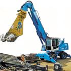 Der Text zeigt "FUCHS", "GENESIS", "MHL 350". Ein blauer Bagger hebt Metallschrott mit Greifer.
