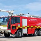"GuernseyPorts", "YOUR GATEWAY TO THE CHANNEL ISLANDS", "FIRE AND RESCUE SERVICE", "89". Rotes Flughafeneinsatzfahrzeug.