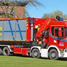 Ein rotes Feuerwehrfahrzeug mit der Aufschrift "112", "Werkfeuerwehr HKM" und "Feuerwehr" auf der Fahrerkabine.