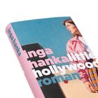 „inga hanka little hollywood roman“. Frau in rosa Jacke vor blauem Himmel.