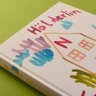 Linke Seite: „Gibt es auf Erden ein Maß? Es gibt keines.“ Rechte Seite: „Is there a measure on earth? There is none.“ Seitenzahl 5.