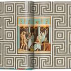 Mosaikdesign mit geometrischen Mustern und eine antike Szene mit mehreren Figuren in Kleidern und Säulen im Hintergrund.