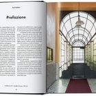 Buchtitel "Prefazione" von Karl Kolbitz, daneben ein eleganter Vorraum mit großem Fenster und Marmorboden.