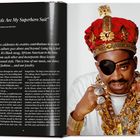 Vorspann: "My Jewels Are My Superhero Suit" von Ricky Walters aka Slick Rick. Rechts porträtiert sich eine Person mit Augenklappe.