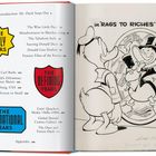 Links Texte: The Early Years, The Defining Years, The International Years. Rechts Illustration: Ente vor Spiegel, trägt Anzug und sieht Geldscheine.