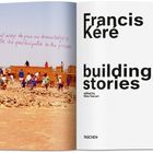 Auf der linken Seite: „The easiest way to pass on knowledge is to get people to participate in the process.“ Rechts: „Francis Kéré building stories, edited by Nina Tescarli, TASCHEN.“ Links ein Foto von Menschen auf einer Baustelle.