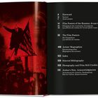 Texte auf der rechten Seite beschreiben Buchabschnitte mit Titeln wie "Foreword" und "Artists' Biographies". Links ein rotes historisches Foto.