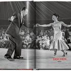 TASCHEN PRESENTS. Zwei Tänzer in einem kreisförmigen Publikum, Mann im Anzug, Frau im eleganten Kleid.