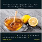 Text: "Unser Leben ist keine Frömmigkeit, sondern ein Fromm-Werden. Keine Gesundheit, sondern ein Gesund-Werden. Martin Luther." 

Darunter ist ein Kalender für Februar 2027. 

Ein Glas Honig mit Löffel und zwei Zitronen daneben auf Holztisch. Logo unten rechts.