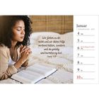 "Wir flehen zu dir, nicht weil wir deine Hilfe verdient hätten, sondern weil du gnädig und barmherzig bist." Daniel 9,18. Januar 2027 Kalender mit einer Frau im Gebet.