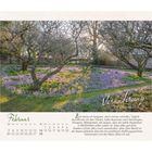 Februar-Kalender mit Texten über Gartenerneuerung. Blühende Krokusse und Bäume im Hintergrund, Sonnenlicht fällt ein.