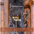 "Vertrauen wagen. Bittet, so wird euch gegeben; suchet, so werdet ihr finden; klopfet an, so wird euch aufgetan. Matthäus 7,7." Eine alte Holztür mit Schlüssel und Kerzen im Hintergrund. Unten ist ein Kalender für Februar.