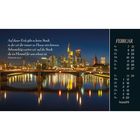 Zitat: "Auf dieser Erde gibt es keine Stadt [...] im Himmel für uns erbaut ist." – Hebräer 13,14. Der Monat ist Februar. Skyline bei Nacht mit beleuchtetem Fluss und Brücke.