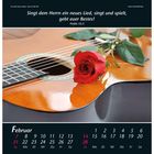 Text: "Singt dem Herrn ein neues Lied, singt und spielt, gebt euer Bestes! Psalm 33,3". Kalender für Februar. Rote Rose auf Gitarre.