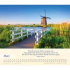 "Du weißt, woher der Wind so stürmisch weht..." Kalender März mit Windmühle, Feldern und Brücke im Bild.