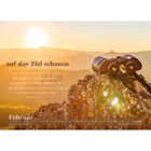 Text: "Deine Augen sollen immer auf das Ziel schauen... Sprüche 4,25-27." Fernglas auf einem Felsen bei Sonnenuntergang.