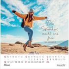 „Die Wahrheit macht uns frei.“ nach Johannes 8,32. Kalenderblatt für Februar. Frau in gelber Jacke springt in der Natur.