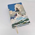 Der Titel lautet "DER LETZTE LEUCHTTURM" von Michael Pedersen. Die Illustration zeigt einen Leuchtturm vor Wolken und Wellen.